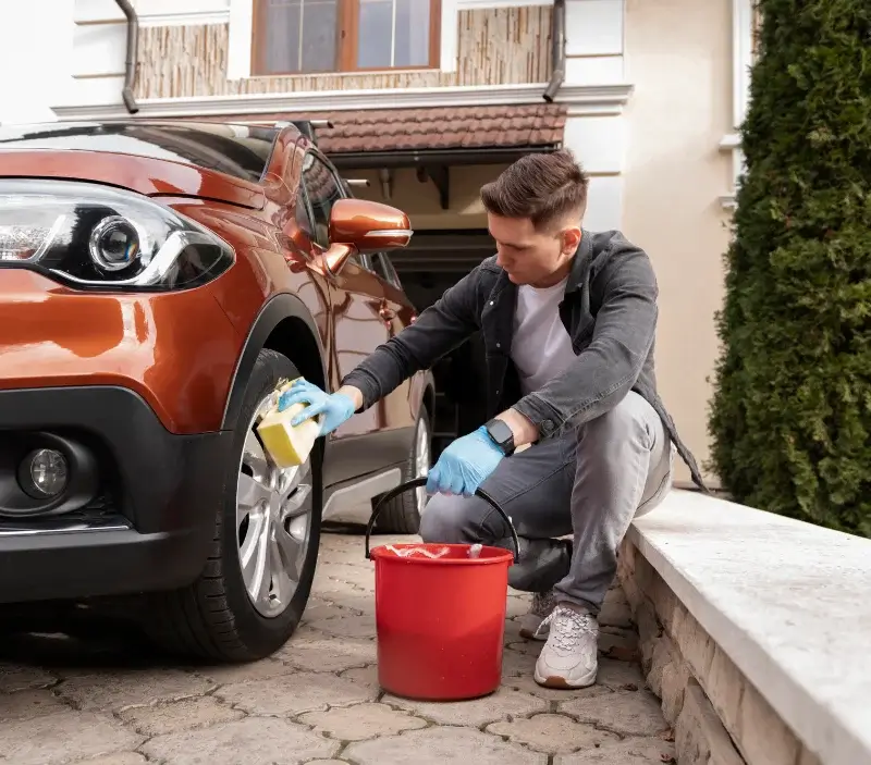 Lavage auto à domicile Bellefonds : professionnel intervenant sur un véhicule
